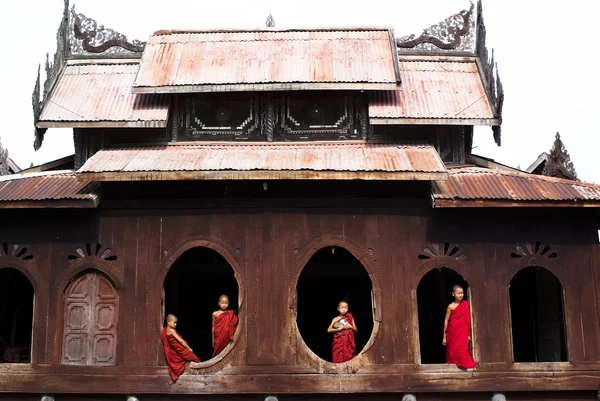 Novizi non identificati al monastero di Shwe Yan Phe — Foto Stock