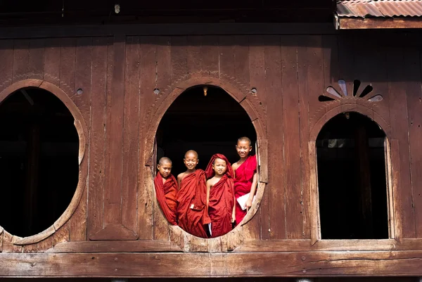 Novizi non identificati al monastero di Shwe Yan Phe — Foto Stock