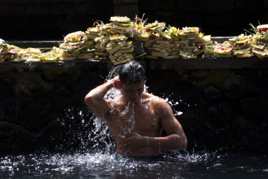 adam banyo tirta empul Tapınağı'nda alır.