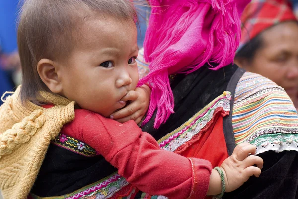 Hilltribe kind op zijn moeder terug — Stockfoto