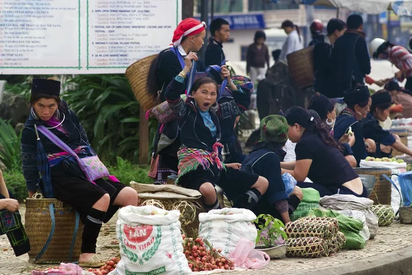 Hilltribe people sell their goods — Stock Photo, Image