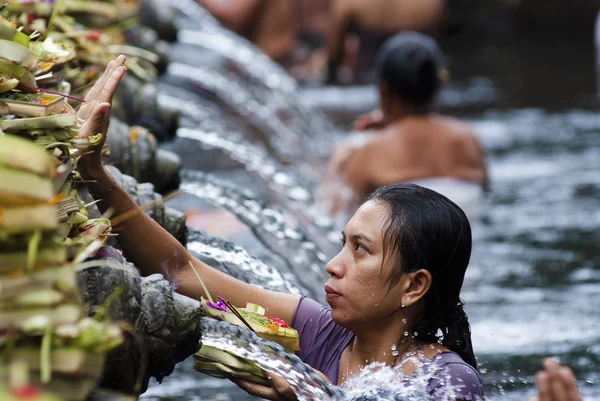 Worshippers make an offering at the Tirta Empul Temple — Stock Photo, Image