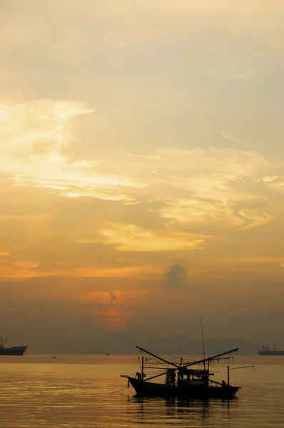 Vissersboot bij zonsondergang — Stockfoto