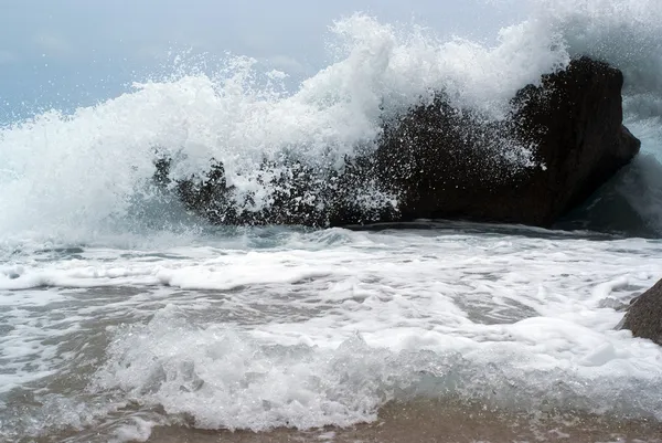 Сильные волны на берегу моря — стоковое фото