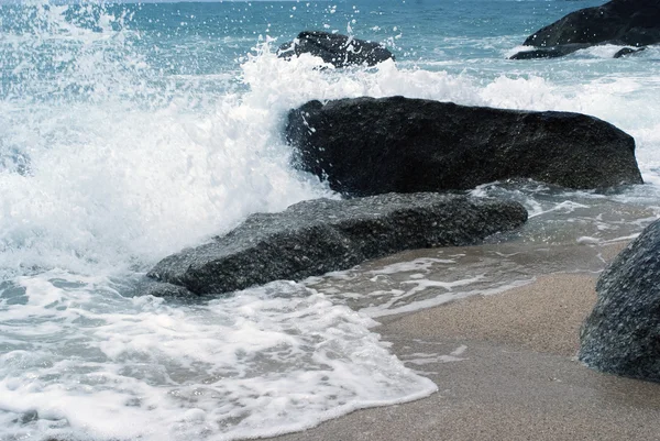 Fuertes olas en la orilla del mar — Foto de Stock