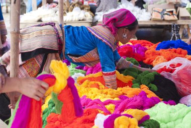 tepe kabile kadın onun mallar için görünüyor