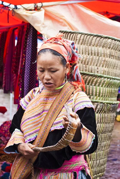 Женщина-хмонг на рынке Бак Ха — стоковое фото