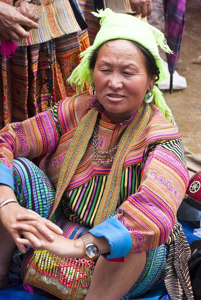 Femme Hmong au marché de Bac Ha — Photo