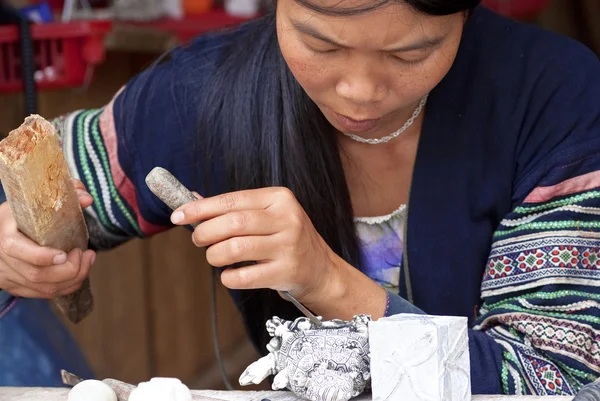 Woman makes stone carvings — Stock Photo, Image