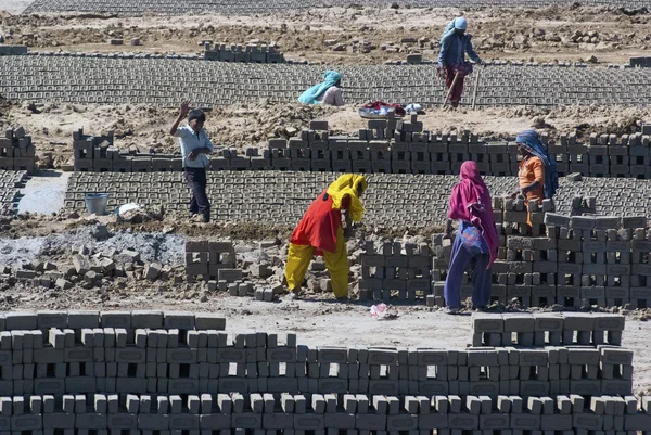 Robotników przygotowanie cegły w cegielni — Zdjęcie stockowe