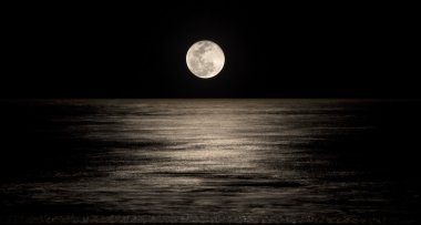 Denizi üzerinden moon