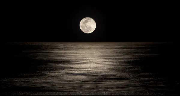 Denizi üzerinden moon