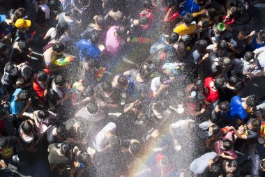 songkran Festivali sırasında revelers