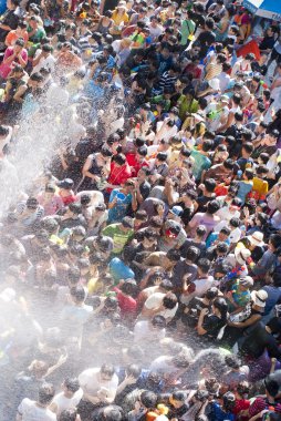 songkran Festivali sırasında revelers