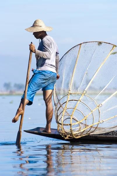 Pescatore cattura pesce — Foto Stock