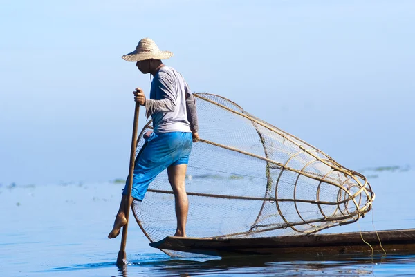 Pescador captura peixe — Fotografia de Stock