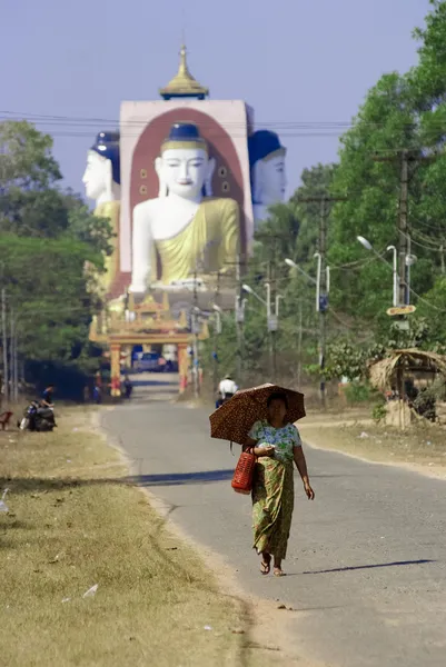 Frau auf dem Weg zur Kyaikpun-Pagode — Stockfoto