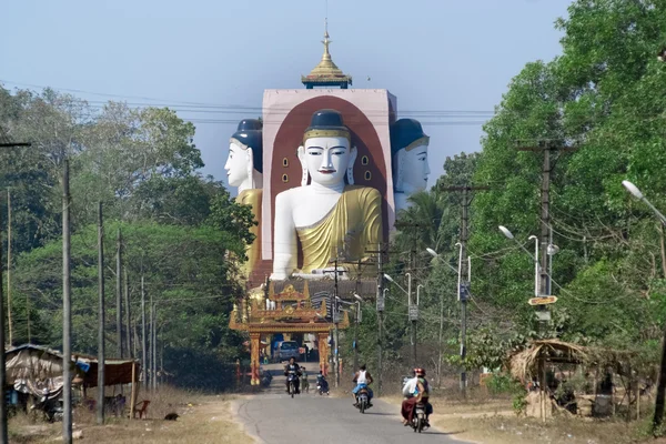 Camino a la pagoda Kyaikpun — Foto de Stock