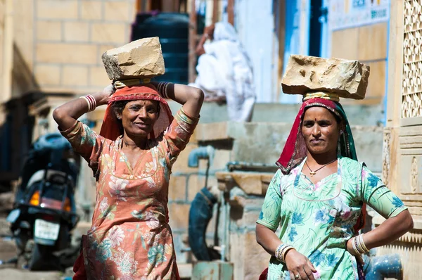 Vrouwen dragen baksteen op hoofd — Stockfoto