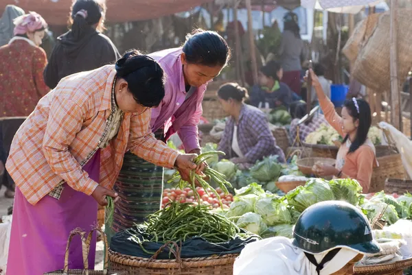 Trading activities at Nyaung-U market — Stock Photo, Image