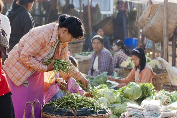 Obchodní aktivity na trhu nyaung-u — Stock fotografie