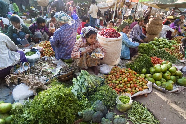 Trading activities at Nyaung-U market — Stock Photo, Image