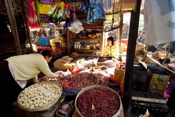 Obchodní aktivity na trhu nyaung-u — Stock fotografie