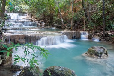küçük uçurumdan basamaklı şelale