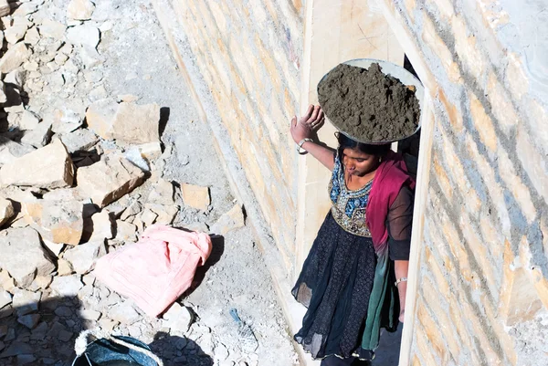 Mulher carrega cimento pronto-misturado — Fotografia de Stock