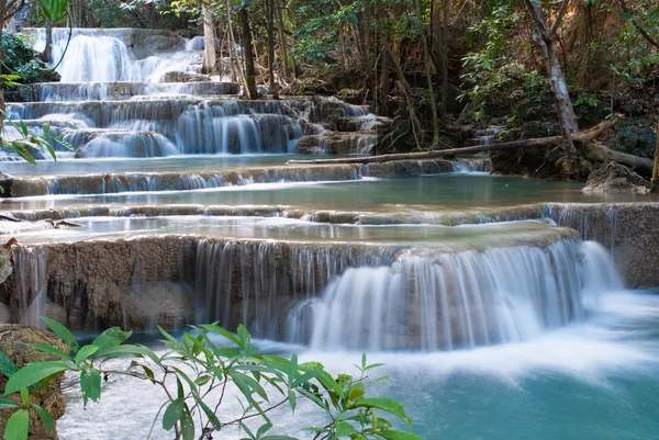 Wasserfälle, die von kleinen Klippen abstürzen — Stockfoto