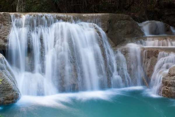 Wasserfälle, die von kleinen Klippen abstürzen — Stockfoto