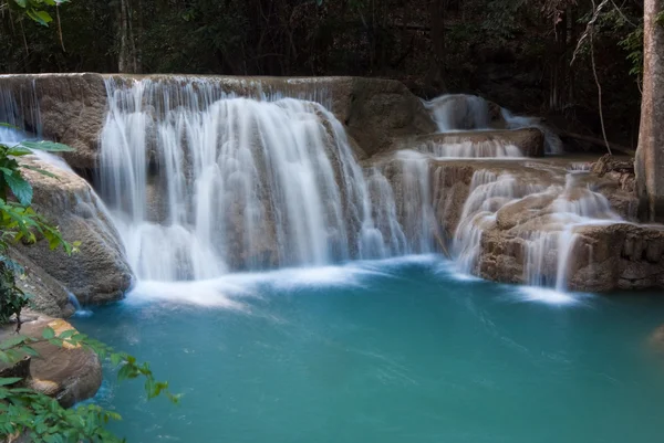 Wasserfälle, die von kleinen Klippen abstürzen — Stockfoto