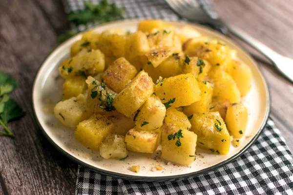 Tabakta taze pişmiş patatesin yakın çekimi.