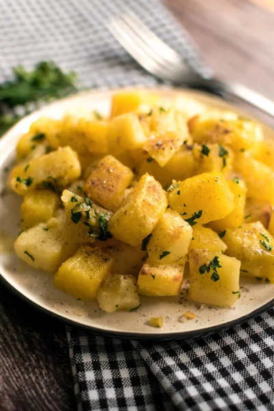 Tabakta taze pişmiş patatesin yakın çekimi.