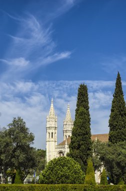 Kuleler ve ağaçlar