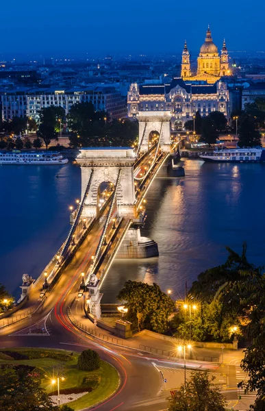 Puente de la Cadena y Danbue en la noche, Budapest — Foto de Stock