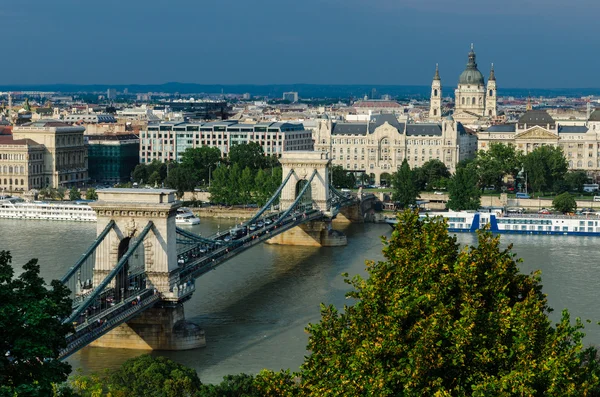 Budapest. Danube, Chain Bridge and St. Michael cathedral — Stock Photo, Image