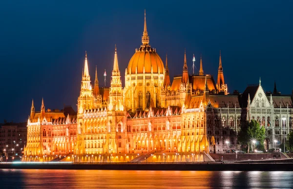 Macaristan Parlamentosu'nun, alacakaranlık görünümü, Budapeşte. orszaghaz.