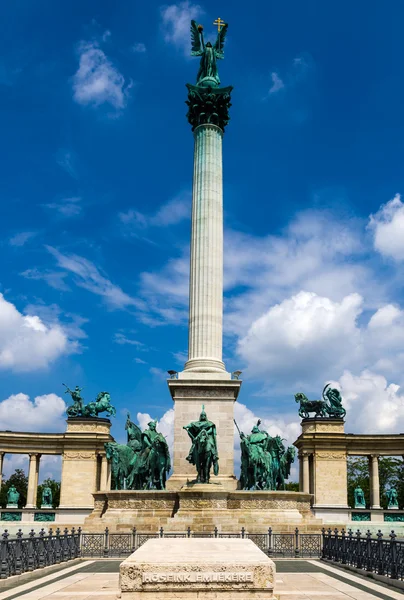 Helden vierkante standbeeld in Boedapest — Stockfoto