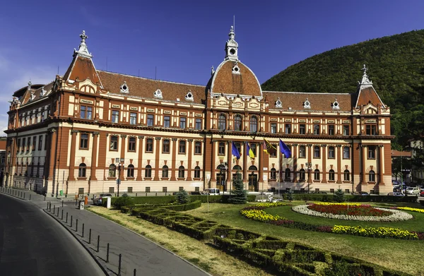 Brasov, neobaroque eski Adalet Sarayı. — Stok fotoğraf