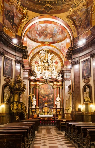 Interior barroco da Igreja de São Francisco, Praga — Fotografia de Stock