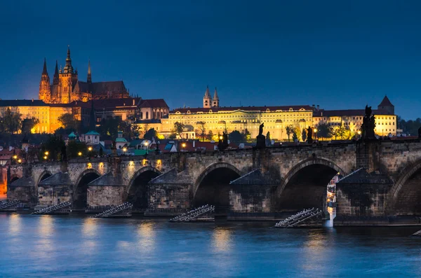 Karlsbron och Prag slott i nigth Visa — Stockfoto