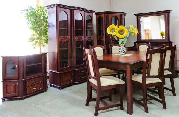 Sala de estar clássica com móveis de madeira — Fotografia de Stock