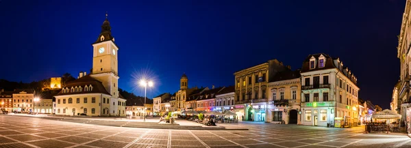 Vista nocturna de la Plaza del Consejo en Brasov, Rumania —  Fotos de Stock