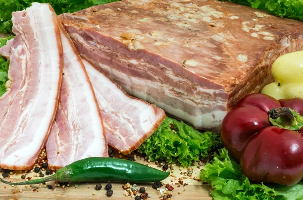 Bacon affettato con verdure — Foto Stock