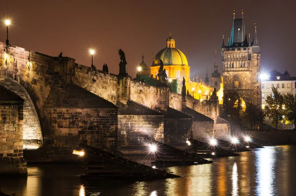 Karlsbron i Prag, nightview, Tjeckien — Stockfoto
