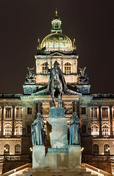 Plac Wacława i Muzeum Narodowe w Pradze — Zdjęcie stockowe