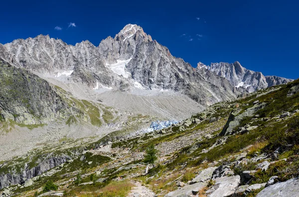 Horská turistická cesta v Alpách — Stock fotografie