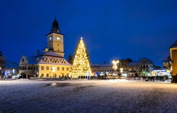 Middeleeuwse plein van brasov in kerstdagen, Roemenië — Stockfoto