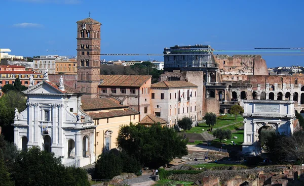 Romeinse forum en het Colosseum in rome — Stockfoto